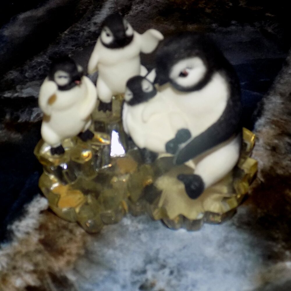 Arctic Lullaby "Arctic Escapades" Hamilton Collection Polar Playmate EUC